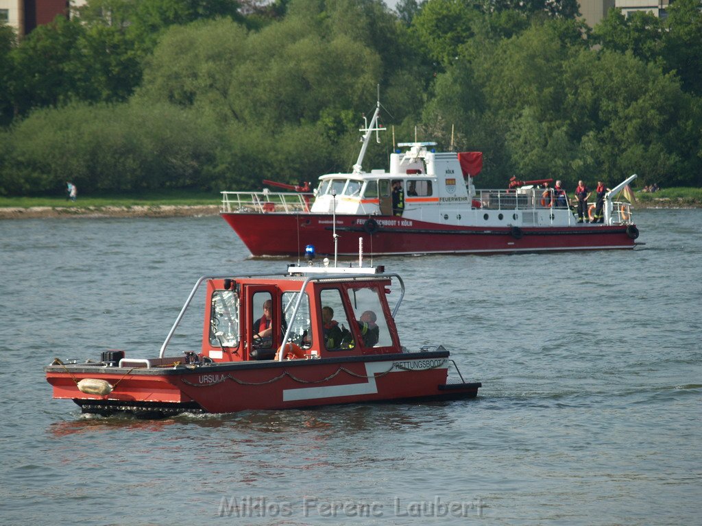 Kleine Yacht abgebrannt Koeln Hoehe Zoobruecke Rheinpark P039.JPG